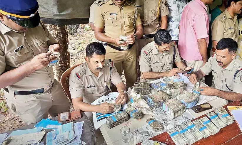 ഇ​സാ​ഫ് ബാ​ങ്കിൽനിന്ന് 40 ലക്ഷം തട്ടിയ കേസ്; പ്രതി കുഴിച്ചിട്ട 39 ലക്ഷം കണ്ടെടുത്തു