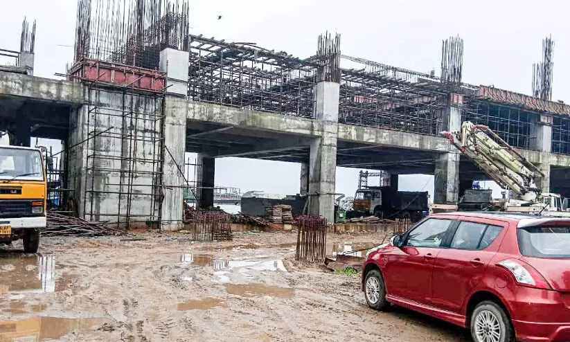 തോപ്പുംപടി ഫിഷറീസ് ഹാർബർ പ്രവർത്തനം പ്രതിസന്ധിയിൽ; മൂന്ന് വർഷമായിട്ടും   നവീകരണം ഇഴഞ്ഞുതന്നെ