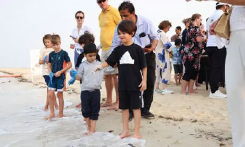 ഫു​വൈ​റി​ത് ബീ​ച്ചി​ൽ ക​ട​ലാ​മ​ക്കു​ഞ്ഞു​ങ്ങ​ളെ തു​റ​ന്നു​വി​ട്ടു