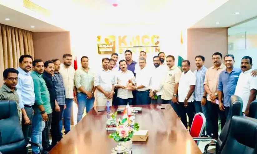 വി​ജ​യ​വാ​ഡ കെ.​എം.​സി.​സി ട്ര​ഷ​റ​ർ മു​ഹ​മ്മ​ദ്‌ കെ.​പി​ക്ക്‌ സ്വീ​ക​ര​ണം ന​ൽ​കി