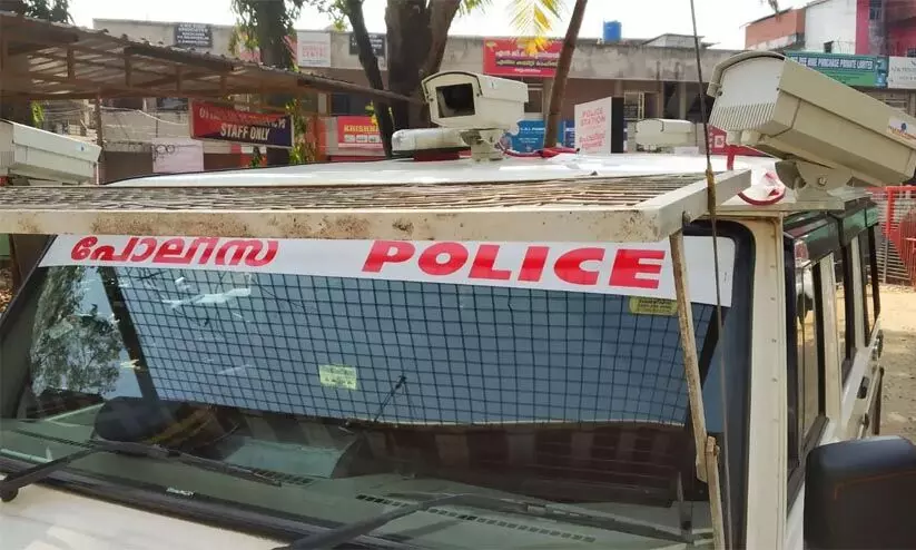 രണ്ടുകുട്ടികളുടെ മാതാവായ കാമുകിയുമായി കറങ്ങിനടക്കാൻ കാർ മോഷ്ടിച്ച 19കാരൻ പൊലീസ് പിടിയിൽ രണ്ടുകുട്ടികളുടെ മാതാവായ കാമുകിയുമായി കറങ്ങിനടക്കാൻ കാർ മോഷ്ടിച്ച 19കാരൻ പൊലീസ് പിടിയിൽ