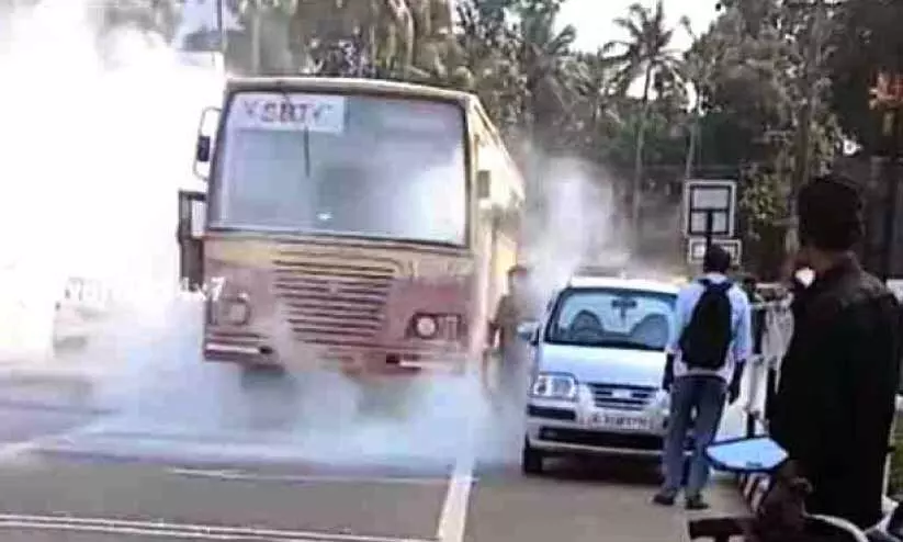 ഓടിക്കൊണ്ടിരുന്ന കെ.എസ്.ആർ.ടി.സി ബസിന് തീപിടിച്ചു; ഒഴിവായത് വൻദുരന്തം ഓടിക്കൊണ്ടിരുന്ന കെ.എസ്.ആർ.ടി.സി ബസിന് തീപിടിച്ചു; ഒഴിവായത് വൻദുരന്തം