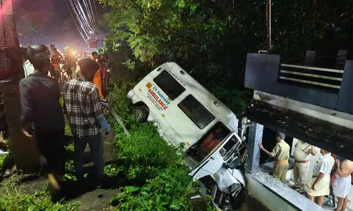 സ്വയം കുത്തിപരിക്കേൽപ്പിച്ചയാളുമായി ആശുപത്രിയിലേക്ക് പോയ ആംബുലൻസ് നിയന്ത്രണം വിട്ട് വീടിന് മുകളിലേക്ക് മറിഞ്ഞു; അഞ്ചുപേർക്ക് പരിക്ക്