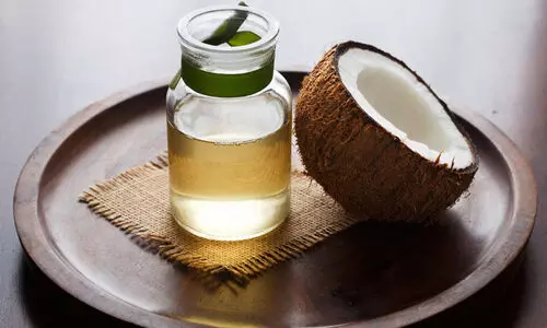 വെ​ളി​ച്ചെ​ണ്ണ വി​ല കു​തി​ക്കു​ന്നു; പ്ര​തി​സ​ന്ധി​യി​ൽ വ്യാ​പാ​ര മേ​ഖ​ല