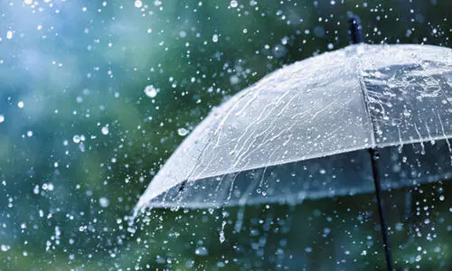 ക​ന​ത്ത ചൂ​ടി​നി​ട​യി​ലും മ​ഴ