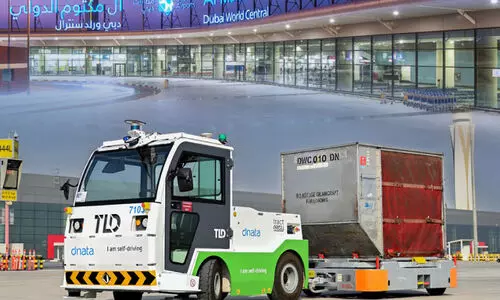 വി​മാ​ന​ത്തി​ൽ ബാ​ഗേ​ജ്​ എ​ത്തി​ക്കാ​ൻ ഡ്രൈ​വ​റി​ല്ലാ ട്രാ​ക്ട​റു​ക​ൾ