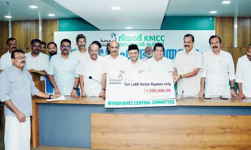 റി​യാ​ദ് കെ.​എം.​സി.​സി മ​ല​പ്പു​റ​ത്ത് ഫ​ണ്ട് കൈ​മാ​റി