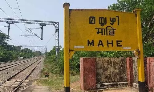 രണ്ടാം ഫ്ലാറ്റ്ഫോമിൽ ടിക്കറ്റ് കൗണ്ടറില്ല; മാഹി റെയിൽവേ സ്റ്റേഷനിൽ യാത്രക്കാർക്ക് ദുരിതം രണ്ടാം ഫ്ലാറ്റ്ഫോമിൽ ടിക്കറ്റ് കൗണ്ടറില്ല; മാഹി റെയിൽവേ സ്റ്റേഷനിൽ യാത്രക്കാർക്ക് ദുരിതം