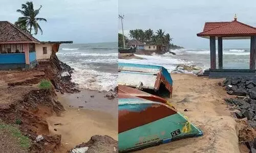 പെരുമഴയും കടൽക്ഷോഭവും; തീരവാസികൾ തളരുന്നു