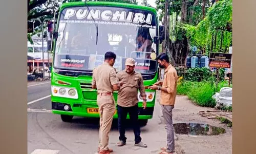 എം.വി.ഡി ഉദ്യോഗസ്ഥർ യാത്രക്കാരായി; വാതിൽ തുറന്ന്​ സർവിസ്​, എട്ട്​ ബസുകൾക്ക്​ പിടിവീണു