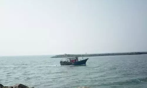 ചേറ്റുവയിൽ വള്ളം മറിഞ്ഞു; കടലിൽ വീണ മൂന്ന് തൊഴിലാളികൾ മറിഞ്ഞ വള്ളത്തിന് മുകളിൽ ഏറെ നേരം പിടിച്ചു നിന്നു; ഒരാളെ കാണാതായി