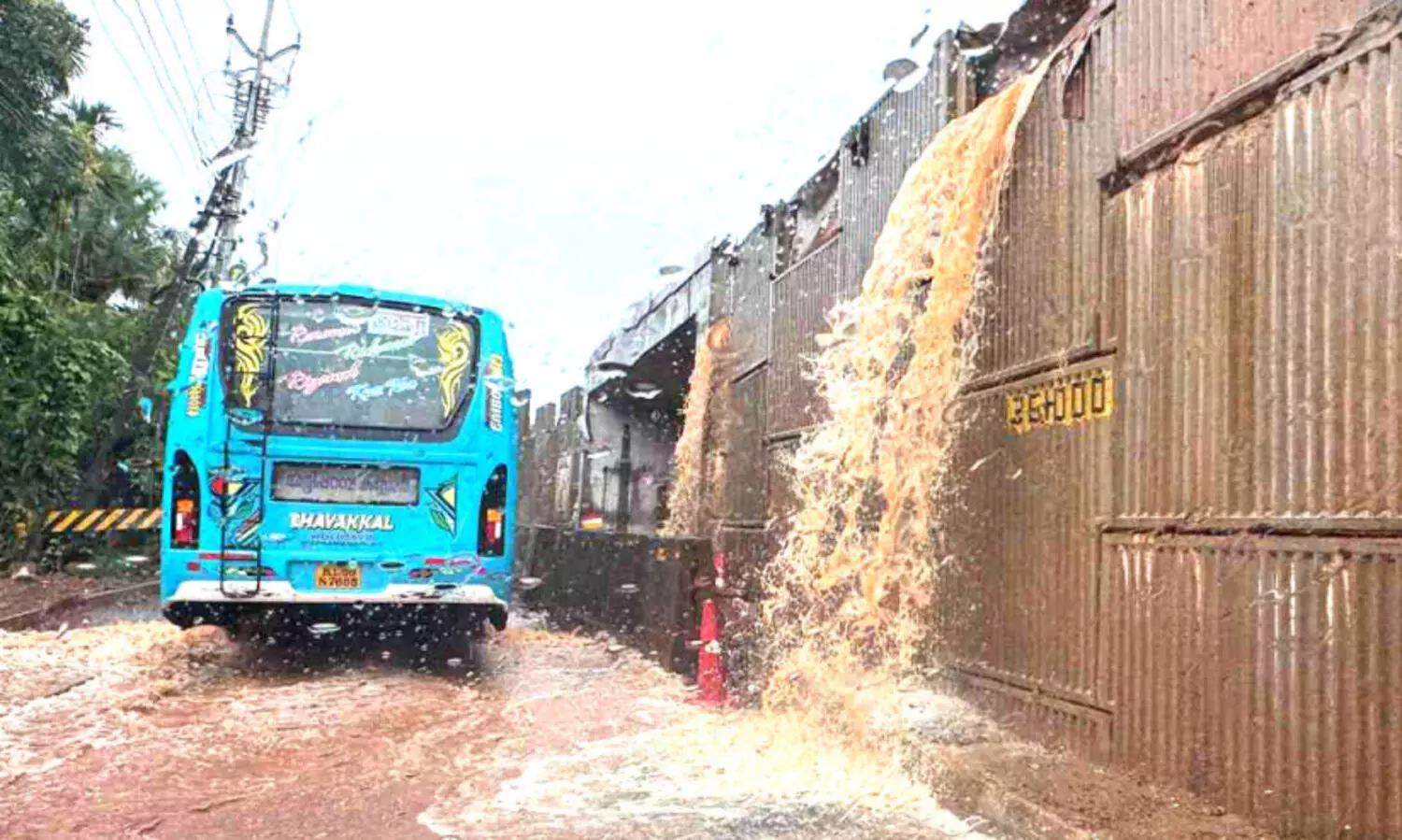 ദേശീയപാത പാർശ്വഭിത്തികളിൽ വിള്ളലും തള്ളലും: ജനം ആശങ്കയിൽ