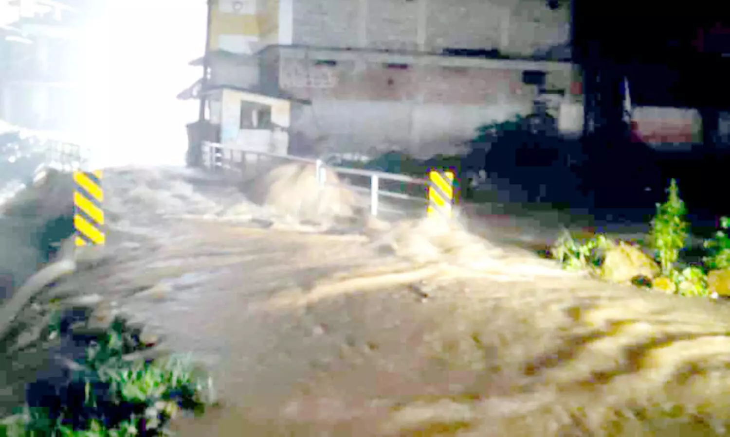 പ​ശു​ക്ക​ട​വി​ൽ വ​ന​ത്തി​ൽ ഉ​രു​ൾ​പൊ​ട്ടി, പു​ഴ​ക​ൾ ക​ര​ക​വി​ഞ്ഞു