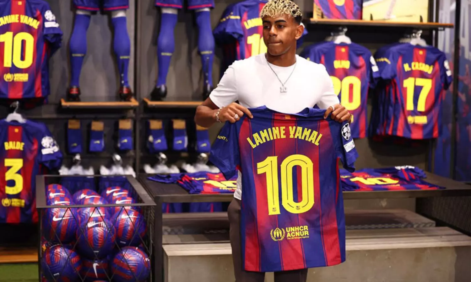 ബാഴ്സയിൽ മെസ്സിയുടെ പത്താം നമ്പർ ജഴ്സിക്ക് പുതിയ അവകാശി; മുത്തശ്ശിയെ സാക്ഷിയാക്കി കരാർ പുതുക്കി യമാൽ -വിഡിയോ