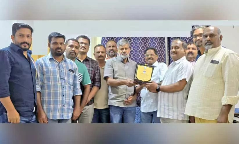 അ​നീ​ഷ് ആ​ന​ന്ദി​ന് യാ​ത്ര​യ​യ​പ്പ് ന​ൽ​കി