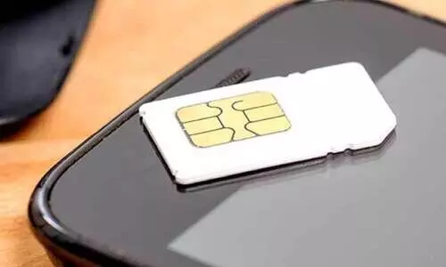 സൗ​ജ​ന്യ സിം ​കാ​ർ​ഡി​​ന്‍റെ മ​റ​വി​ൽ ത​ട്ടി​പ്പ്​; അ​ഴി​യാ​ക്കുരു​ക്കി​ല​ക​പ്പെ​ട്ട്​ എ​ട്ട് ഇ​ന്ത്യ​ൻ തൊ​ഴി​ലാ​ളി​ക​ൾ