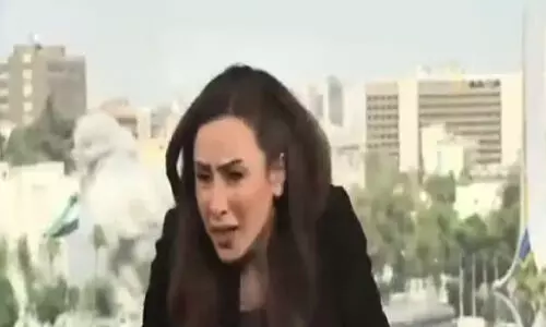 സിറിയയിൽ ഇസ്രായേൽ ബോംബ് പൊട്ടിയത് ചാനൽ ഓഫിസിന് സമീപം; ലൈവിനിടെയുള്ള അവതാരകയുടെ ദൃശ്യങ്ങൾ വൈറൽ -വിഡിയോ