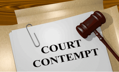 കോ​ട​തി​യ​ല​ക്ഷ്യത്തിന് കോടതി പിരിയും വരെ കൈ​ക​ൾ ഉ​യ​ർ​ത്തി നി​ൽ​ക്കാ​ൻ ശി​ക്ഷ