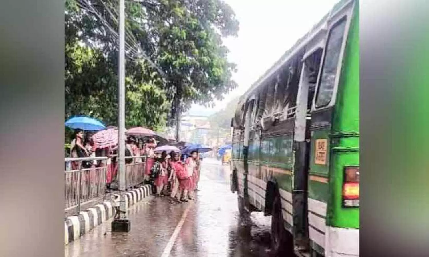 പെരുമഴയും വെയിലുമേറ്റ് യാത്രക്കാർ ദുരിതത്തിൽ