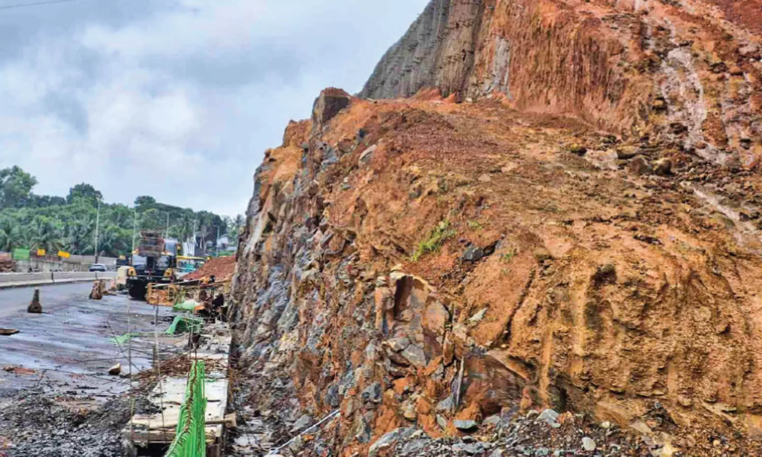 വ​ട്ട​പ്പാ​റ​യി​ൽ സ​ർ​വി​സ് റോ​ഡിന് അനുമതി