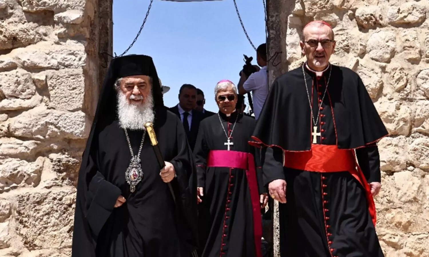 ഇസ്രായേൽ ക്രിസ്ത്യൻപള്ളി തകർത്തതിന് പിന്നാലെ ഗസ്സയിലെത്തി വിശ്വാസികളെ കണ്ട് പുരോഹിതർ
