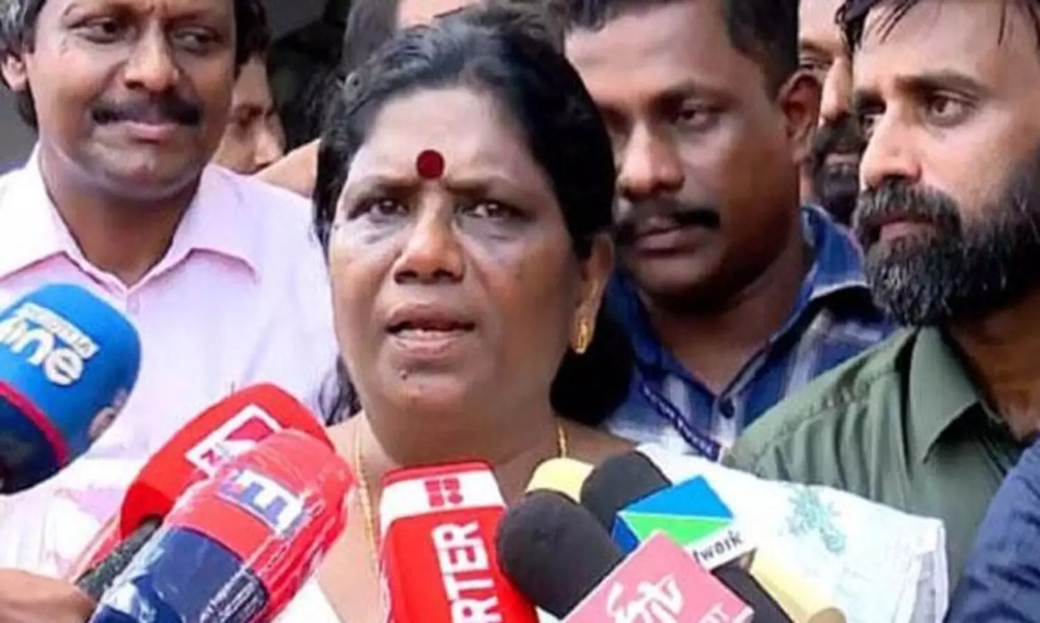 തനിക്ക് വീഴ്ച പറ്റിയെന്ന് സമ്മതിച്ച് മന്ത്രി ചിഞ്ചുറാണി, മിഥുന്‍റെ വീട്ടിലെത്തി കുടുംബാംഗങ്ങളെ ആശ്വസിപ്പിച്ചു