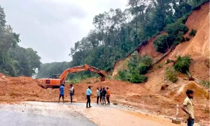 മ​ണ്ണി​ടി​ഞ്ഞ് മം​ഗ​ളൂ​രു-ബം​ഗ​ളൂ​രു പാ​ത​യി​ൽ ഗ​താ​ഗ​തം സ്തം​ഭി​ച്ചു