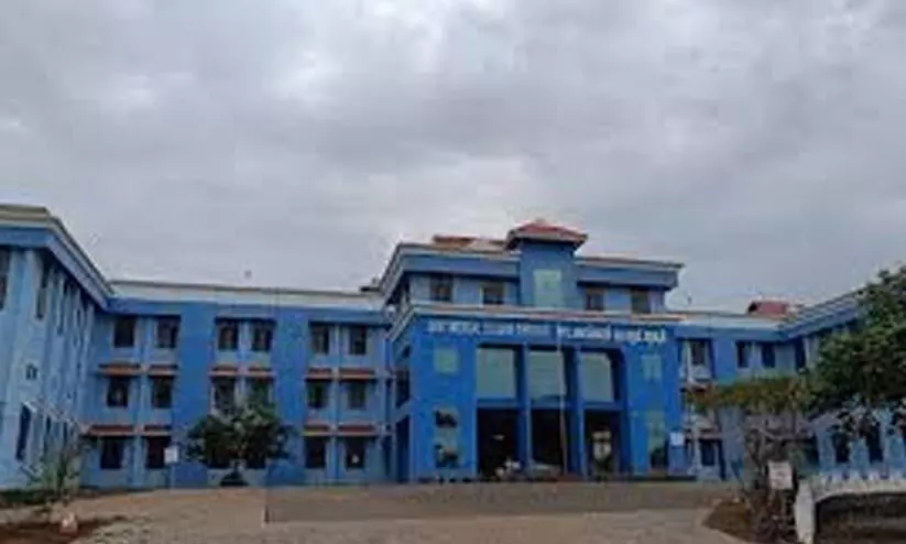 ഗവ. മെഡിക്കൽ കോളജ് ആശുപത്രി ഹൃദയം തുറന്നുള്ള ശസ്ത്രക്രിയ നിലച്ച സംഭവം സർജന്മാരെ പരസ്പരം സ്ഥലംമാറ്റി ഗവ. മെഡിക്കൽ കോളജ് ആശുപത്രി ഹൃദയം തുറന്നുള്ള ശസ്ത്രക്രിയ നിലച്ച സംഭവം സർജന്മാരെ പരസ്പരം സ്ഥലംമാറ്റി