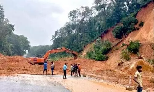 മ​ണ്ണി​ടി​ഞ്ഞ് മം​ഗ​ളൂ​രു-ബം​ഗ​ളൂ​രു പാ​ത​യി​ൽ ഗ​താ​ഗ​തം സ്തം​ഭി​ച്ചു
