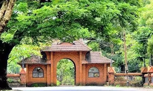 പ്ര​കൃ​തി​സൗ​ഹൃ​ദ നി​ർ​മി​തി​ക​ളു​ടെ അം​ബാ​സ​ഡ​ർ ഇ​നി ഓ​ർ​മ;    മാ​നാ​ഞ്ചി​റ സ്‌​ക്വ​യ​റും കോ​ഴി​ക്കോ​ട് ബീ​ച്ചും മി​ഠാ​യി​ത്തെ​രു​വു​മു​ൾ​പ്പെ​ടെ​യു​ള്ള നി​ർ​മി​തി​ക​ളി​ൽ ആ​ർ​ക്കി​ടെ​ക്റ്റ് ആ​ർ.​കെ. ര​മേ​ശി​ന്റെ കൈ​യൊ​പ്പു​ണ്ട്