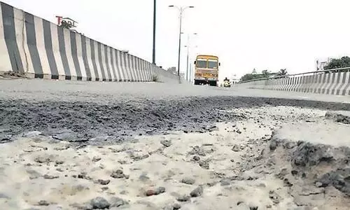 ചേറ്റുവ പാലത്തിൽ വൻ കുഴികൾ;  യാത്രക്കാർക്ക് ഭീഷണി