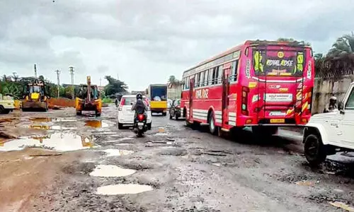 എണ്ണാമെങ്കിൽ എണ്ണിക്കോ.. ‘പാതാളക്കുഴി’കൾ എത്ര.. ആടിയും കുലുങ്ങിയും നടുവൊടിഞ്ഞ് വാഹന യാത്രികർ എണ്ണാമെങ്കിൽ എണ്ണിക്കോ.. ‘പാതാളക്കുഴി’കൾ എത്ര.. ആടിയും കുലുങ്ങിയും നടുവൊടിഞ്ഞ് വാഹന യാത്രികർ