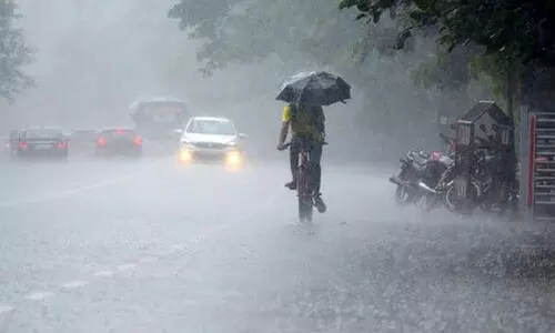 മഴപ്പെയ്ത്ത് തുടരും, മുന്നറിയിപ്പ് വീണ്ടും മാറി; ഇന്ന് നാല് ജില്ലകളിൽ റെഡ് അലർട്ട്; അഞ്ച് ജില്ലകളിൽ ഓറഞ്ചും