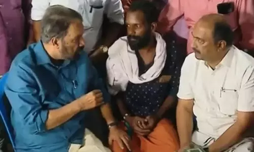 പ്രതി​ഷേധങ്ങൾക്കിടെ മിഥുന്റെ വീട്ടിൽ ആശ്വാസ വാക്കുകളുമായി മന്ത്രിമാർ; സ്കൂളിലെത്തിയപ്പോൾ കരി​ങ്കൊടി