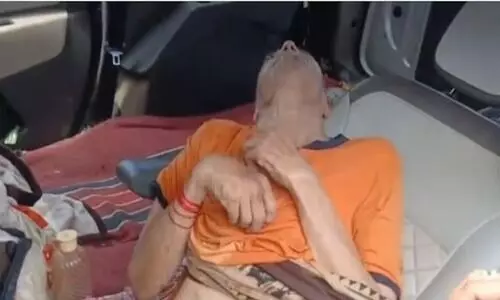 വൃദ്ധനെ കാറിനകത്ത് കെട്ടിയിട്ട് താജ് മഹൽ കാണാൻ പോയി മകനും കുടുംബവും, ശ്വാസം മുട്ടിയ വൃദ്ധനെ ജനൽ തകർത്ത് പുറത്തെത്തിച്ച് നാട്ടുകാർ, വിഡിയോ