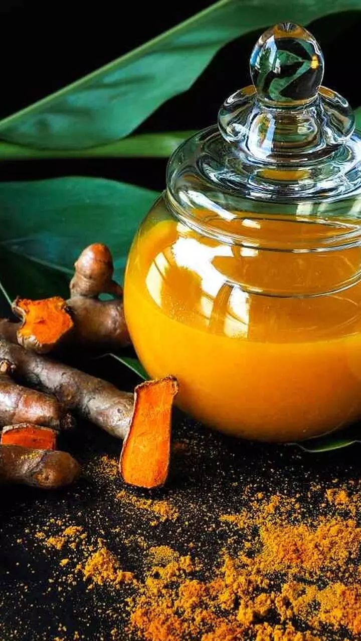 വെറും വയറ്റില്‍ ഇളംചൂട് മഞ്ഞള്‍വെള്ളം കുടിക്കൂ.. ഗുണങ്ങൾ ഏറെ