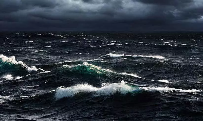 ക​ട​ൽ​ക്ഷോ​ഭ​ത്തി​ൽ അ​പ​ക​ട​ത്തി​ലാ​യ ക​പ്പ​ലി​ൽ ​നി​ന്ന്​ 14 പേ​രെ ര​ക്ഷി​ച്ചു