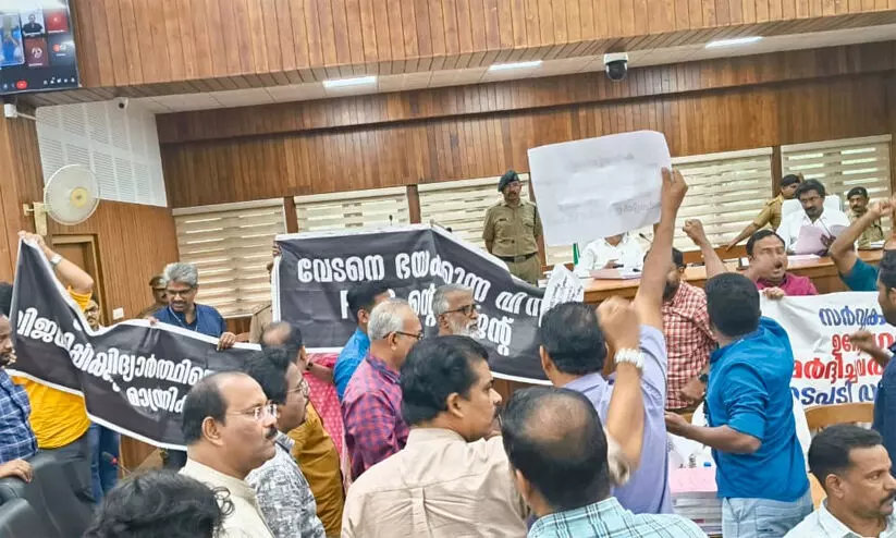 ‘വേടനെ ഭയക്കുന്ന വി.സി ആർ.എസ്.എസ് ഏജന്റ്’: വാക്കേറ്റം, സംഘർഷം; കാലിക്കറ്റ് സെനറ്റ് യോഗം ഇന്നും മുടങ്ങി ‘വേടനെ ഭയക്കുന്ന വി.സി ആർ.എസ്.എസ് ഏജന്റ്’: വാക്കേറ്റം, സംഘർഷം; കാലിക്കറ്റ് സെനറ്റ് യോഗം ഇന്നും മുടങ്ങി
