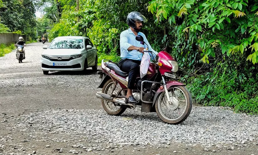 റോഡ് പണി ഇഴയുന്നു; രാമവർമപുരം നിവാസികൾ ദുരിതത്തിൽ റോഡ് പണി ഇഴയുന്നു; രാമവർമപുരം നിവാസികൾ ദുരിതത്തിൽ