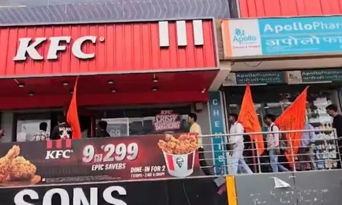 ഗാസിയാബാദിലെ കെ.എഫ്.സി ഔട്ട്ലറ്റിൽ അതിക്രമിച്ചു കയറിയ സംഘപരിവാർ അനുഭാവികളായ അക്രമി സംഘം വെജിറ്റേറിയൻ ബോർഡ് വെപ്പിച്ചു