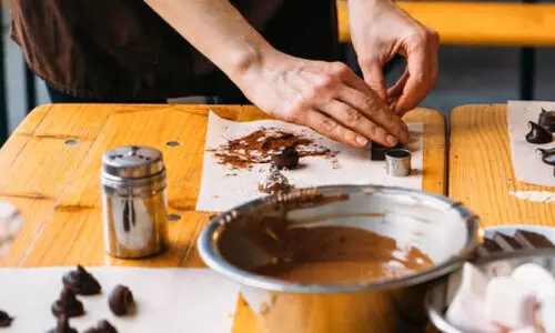 അ​ൽ ജ​സ്ര ഹാ​ൻ​ഡി ക്രാ​ഫ്റ്റ്സ് സെ​ന്റ​റി​ൽ ചോ​ക്ല​റ്റ് നി​ർ​മാ​ണ ശി​ൽ​പ​ശാ​ല