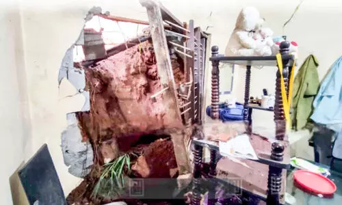 മണ്ണിടിഞ്ഞ് വീട് തകർന്നു; വീട്ടുകാർ ഓടി രക്ഷപ്പെട്ടു