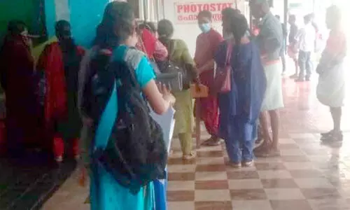 ആവശ്യത്തിന്​ ട്രോളിയും വീൽചെയറുമില്ല; കോ​ട്ട​യം മെ​ഡി​ക്ക​ൽ കോ​ള​ജി​ൽ രോ​ഗി​ക​ൾ​ക്ക്​ ദു​രി​തം ത​ന്നെ