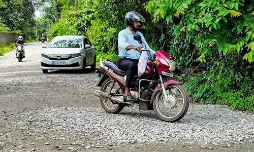റോഡ് പണി ഇഴയുന്നു; രാമവർമപുരം നിവാസികൾ ദുരിതത്തിൽ