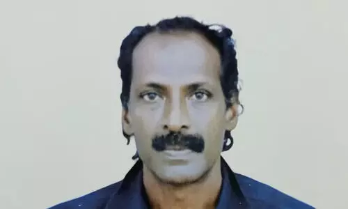 ആത്മഹത്യക്കുറിപ്പെഴുതാൻ പേനയും പേപ്പറും ചോദിച്ച് കടയിലെത്തി; പിന്നാലെ, കട ഉടമയുടെ പേരെഴുതിവെച്ച് ജീവനൊടുക്കി ആത്മഹത്യക്കുറിപ്പെഴുതാൻ പേനയും പേപ്പറും ചോദിച്ച് കടയിലെത്തി; പിന്നാലെ, കട ഉടമയുടെ പേരെഴുതിവെച്ച് ജീവനൊടുക്കി