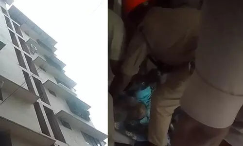 രാവിലെ മുതൽ പുറത്തേക്ക് കണ്ടില്ല, വിവരമറിഞ്ഞ് ഫയർഫോഴ്സ് ഉദ്യോഗസ്ഥർ എത്തിയപ്പോൾ സ്വീകരണ മുറിയിൽ അവശനിലയിൽ; ഫ്ലാറ്റിൽ തനിച്ച് താമസിക്കുന്ന വയോധികയെ ആശുപത്രിയിലേക്ക് മാറ്റി