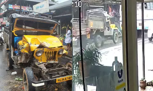 സ്റ്റോപ്പിൽ നിർത്തിയ കെ.എസ്.ആർ.ടി.സി ബസിന് പിറകിൽ പിക്കപ്പ് ജീപ്പ് ഇടിച്ചുകയറി; ഡ്രൈവർക്ക് ഗുരുതര പരിക്ക്