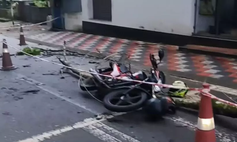 പൊട്ടിവീണ വൈദ്യുതികമ്പിയിൽ നിന്ന് ഷോക്കേറ്റ് 19കാരൻ മരിച്ചു