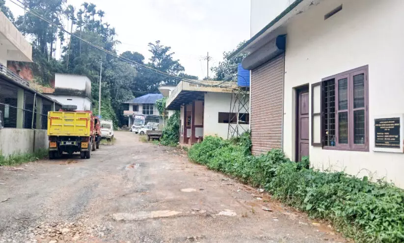 ഇത് ബ​സ് ക​യ​റാ​ത്ത ‘ബ​സ് സ്റ്റാ​ൻ​ഡ്’; കാ​വു​മ​ന്ദം ബ​സ് സ്റ്റാ​ൻ​ഡ് നാ​ശ​ത്തി​ന്റെ വ​ക്കി​ൽ