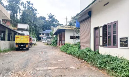 ഇത് ബ​സ് ക​യ​റാ​ത്ത ‘ബ​സ് സ്റ്റാ​ൻ​ഡ്’; കാ​വു​മ​ന്ദം ബ​സ് സ്റ്റാ​ൻ​ഡ് നാ​ശ​ത്തി​ന്റെ വ​ക്കി​ൽ